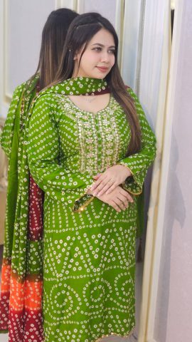 কটন কাপড়ের মধ্যে বাটিক প্রিন্টের সাথে এমব্রয়ডারি ও কারদানা কাজ(থ্রি-পিস)