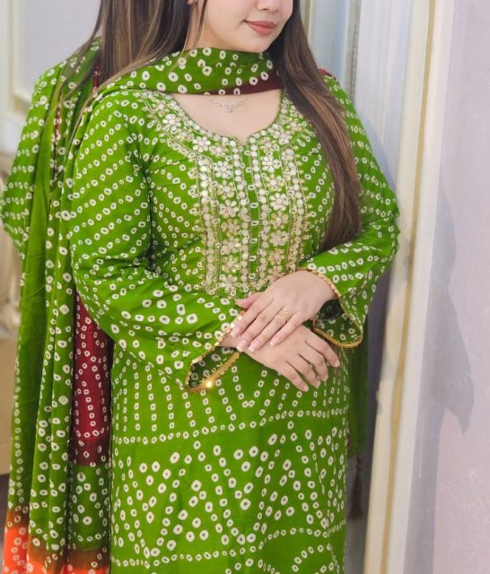 কটন কাপড়ের মধ্যে বাটিক প্রিন্টের সাথে এমব্রয়ডারি ও কারদানা কাজ(থ্রি-পিস)