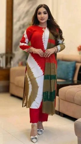 কটন কাপড়ের মধ্যে বাটিক প্রিন্ট সাথে টার্সেল ব্যবহার করা হয়েছে রেডিমেড থ্রি-পিস