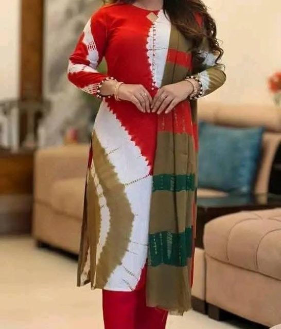 কটন কাপড়ের মধ্যে বাটিক প্রিন্ট সাথে টার্সেল ব্যবহার করা হয়েছে রেডিমেড থ্রি-পিস